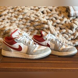 Jordan 1 Low SE
Light Smoke Grey Gym Red